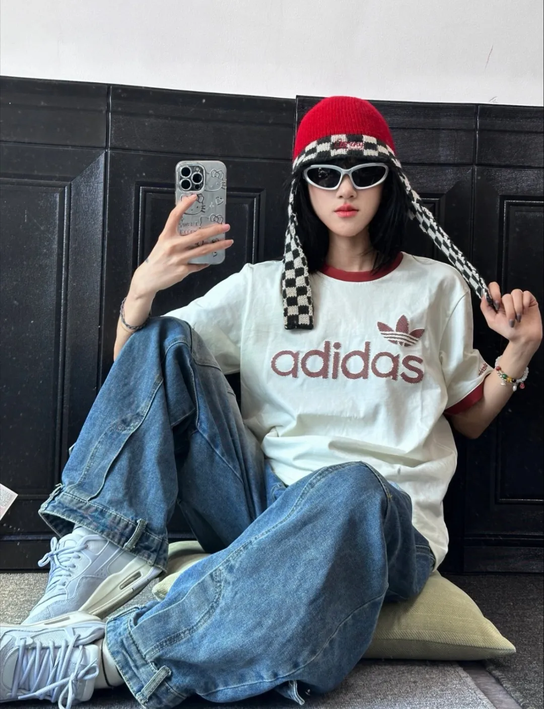No watermark upper body rendering 𝟬𝟱𝟰𝟰#Exclusive real shot/difference between various stolen pictures and online version on the market [𝗮𝗱𝗶𝗱𝗮𝘀Adidas Clover & Wang Hexi Same Style Contrast Color Retro T-shirt] ✅This Retro Contrast Color T-shirt directly brings out the American Retro feel Classic round neck with contrasting edging design, available in white, red and dark gray colors. No matter skin color or body shape, men and women can easily choose the same style for couples! . ✅ Original mold opening, pure original/tag washed wheat ribbon individually coded/full set of 1:1 customized accessories ➕Customized three-label ➕𝗬𝘂𝗮𝗻 version of the tag ➕𝗹𝗼𝗴𝗼 packaging bag🔥 ➕Scan the QR code to enter the official website. Complete with three labels! Perfect Quality! Highly recommended! ✅Top version, ins Xiaohongshu Kuaishou = lots of bloggers’ outfits. ✅Adi’s absolute Hot Sale star Same Style details are online, feel free to compare! The iconic Adidas logo embellishes the chest, highlighting the brand's charm. Fixed color and classic three-bar stripes, classic will never go out of style! Versatile is not picky, the original model is perfect for the upper body, so buy it with your eyes closed! ✅Easily adaptable to various sports or daily leisure scenes. Whether you are running for fitness or hanging out on the street, it can keep you full of energy without losing the sense of fashion. ✅Complete sizes to meet the needs of different body shapes! Color; White Size S-XXL